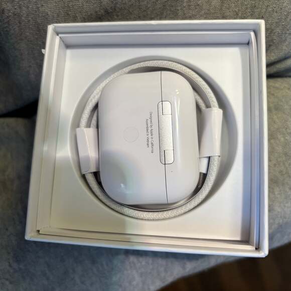 Authentic Airpods 2nd generation USB-C , Noise cancellation - Picture 3 of 11